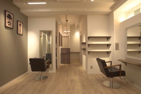 【学芸大学】≪完全週休2日≫≪社会保険完備≫≪実働8時間≫≪スタイリストオンリーサロン≫マンツーマン接客でお客様と丁寧に向き合えるサロン！プライベートと仕事を両立したい方にもオススメ！アグジュアリーな雰囲気で、大人女性に人気のサロン「Acmi（アクミィ）」からスタイリスト（美容師）の求人☆★