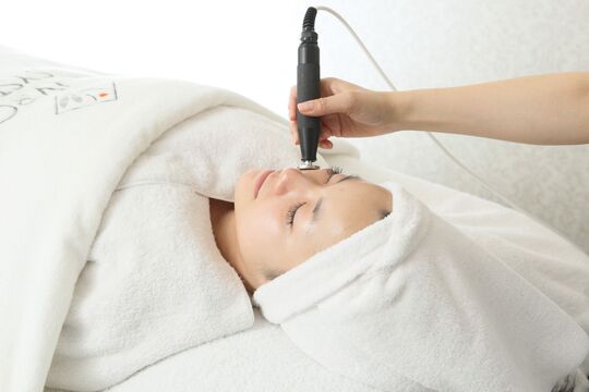 【烏丸】≪社会保険完備≫≪最大実働7.5時間≫≪最大月12日休み≫≪営業時間内レッスンOK≫≪エンビロン導入≫！ネイルだけでなく、ドイツ式フットケアやトリートメニューなど幅広い技術を習得できる！志の高さやお仕事に対するモチベーションを重視！！それぞれの得意を活かし、目標をもってお仕事できる「Nail salon ROUN’（ネイルサロンラウン）」からネイリスト（ネイル）の求人☆☆