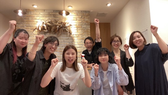 【野田阪神】≪月給22万から≫≪完全週休2日制≫≪社会保険完備≫≪平均19時頃に退店可能≫毎週木曜日は17時～19時まで2時間のレッスン時間がしっかりと確保されていて、マンツーマンで自分のペースでステップUPできる環境が魅力！！撮影、エステ、着付、メイクも学べる「aria（アーリア）からアシスタント（美容師）の求人★☆