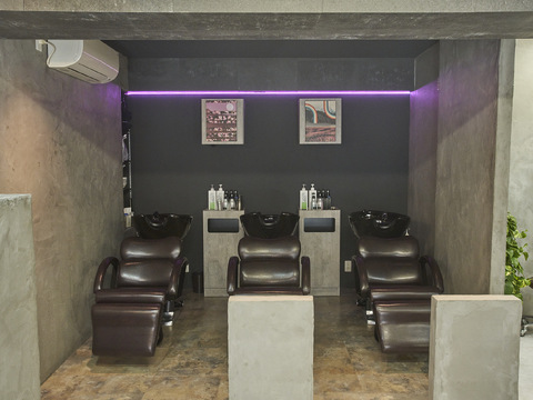 【茶屋町】≪正社員でも月給50万円以上可能≫≪完全週休2日制・有給休暇あり≫≪社会保険完備≫艶髪やデザインカラー、髪質改善が人気！韓国ヘアもオススメな人気ヘアサロン！「clomus 梅田茶屋町店（クロムス ウメダチャヤマチテン）」からスタイリスト（美容師）の求人★☆