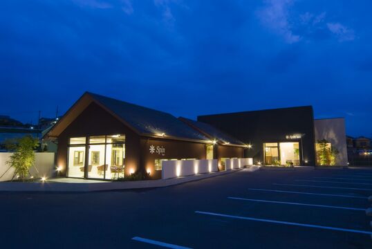 【亀岡】◇◆社会保険完備◆退職金制度あり◆住宅手当あり◆◇新商品や新メニューをドンドン取り入れ、最新のトレンドを発信！まつげエクステや着付けも学べます。幅広い分野で活躍できる美容師になりたいならココ♪Spin hair 亀岡店（スピン ヘアー カメオカテン）からアシスタント（美容師）の求人☆★☆