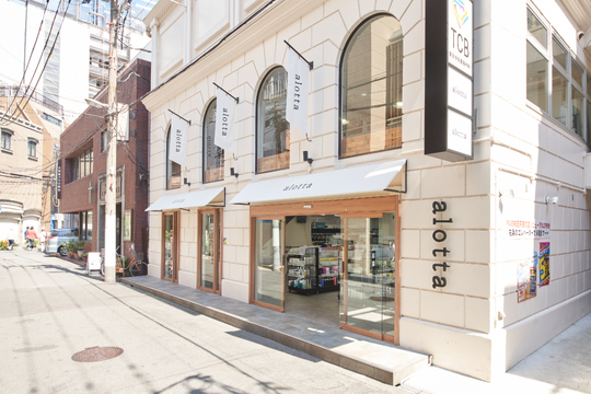 【梅田】≪髪質改善メニュー多数！≫≪客単価1万円以上≫≪社会保険完備≫≪土日休みもOK≫≪最短2年でスタイリストデビュー≫幅広い薬剤を使用可能！美容師の地位向上を掲げ、東京の人気店が関西初上陸！「alotta梅田茶屋町（アロッタウメダチャヤマチ）」からアシスタント（美容師）の求人☆★