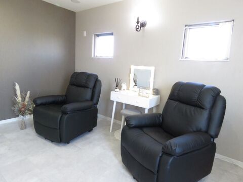 【播磨町】≪正社員、パート、業務委託を選択可能≫≪日曜定休あり≫≪社員は19時半ごろには退勤可能≫≪社会保険完備≫ライフスタイルに合わせて働き方を選べるお店です！新規のお客様も多く売上の60％還元により頑張り次第で月収40万円以上の収入も可能です！「Total Beauty La Fleur（トータルビューティーラフルール）」からスタイリスト（美容師）の求人☆★