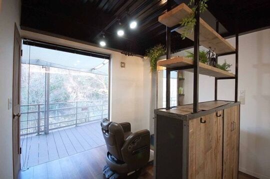 【新三田】≪月給20万円スタート／社会保険完備／完全週休2日制≫レッスンは営業中の空いてる時間を使ってもOK！確実にキャリアアップ出来る環境★地域密着型のメンズサロン「BUZZ HAIR（バズヘアー」」からアシスタント・見習い（理容師）の求人★☆