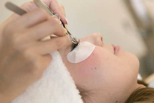 【京都駅】≪月給216500円～≫≪月8日休み≫≪月に1,2回土日休みOK≫≪1日4～6人の施術≫平均退社時間18:30ごろ！ゆとりのある施術時間で目の前のお客様を大切にしていけるサロン！売上ノルマや上下関係なし！「Flare premium lash 京都店（フレアプレミアムラッシュキョウトテン）」からアイリスト（アイデザイナー・まつげエクステ）の求人☆★☆