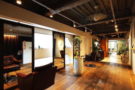 【北浜】≪月給24万円〜≫≪社会保険完備≫≪カットカラーは2〜2時間半時枠で施術≫客単価1万円以上の高単価サロン！業務委託、正社員、パートの働き方を選べる！マンツーマンで施術可能！「re:cloud（リクラウド）」よりスタイリスト（美容師）の求人☆★