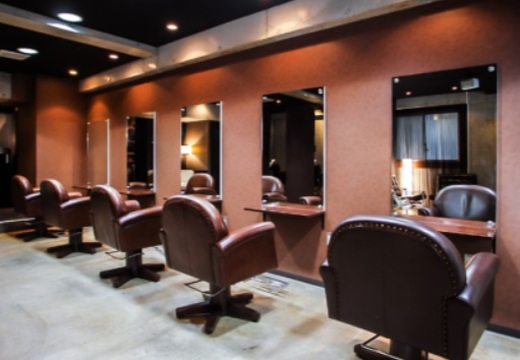 【天神南】≪社会保険完備・住宅手当あり・頑張り次第で早期スタイリストデビュー可能≫世代を問わず多くのお客様がご来店！！多くの仲間がいるので色々な技術を学ぶ事が出来る！！定番のスタイルはもちろん流行のスタイルも追求するプロの集団です！！メンズサロン「SHIFT Men's only salon 渡辺通店（シフトメンズオンリーサロンワタナベドオリ」からアシスタント（美容師・理容師）の求人☆★