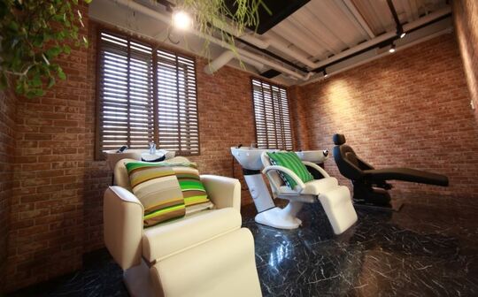 【阪神芦屋】≪月給21万円スタート≫≪平均退社時間19時≫≪完全週休2日制≫≪社会保険完備≫充実のカリキュラムでデビューまでを安心サポート！風通しの良い社風なので、自分のペースで学んでもらえます！どんな働き方も一度ご相談ください「LINDA（リンダ）」からアシスタント（美容師）の求人★☆