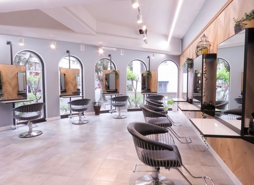 【たまプラーザ】≪住宅手当あり≫≪営業時間内レッスンOK≫≪土日祝休みOK≫最短1年でデビュー可能！ライフワークバランスを大切にしながら、オンオフをつけて効率的にスキルアップができる人気サロン！「CASA by Humium（カーサバイハミュウ）」からアシスタント（美容師）の求人☆★