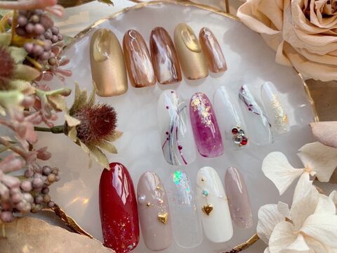 【千里中央】≪日曜定休≫≪社会保険完備≫≪19時まで勤務≫大人可愛いネイルサロン地域密着型でアットホームだから、女性が働きやすい雰囲気です！デザインアートを幅広く取り入れ、お洒落なお客様から大人気のサロン「PLUMERIA 千里中央店（プルメリアセンリチュウオウテン）」からネイリスト（ネイル）の求人★☆