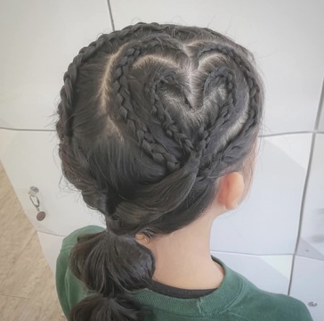 【八日市】≪滋賀県東近江市美容師求人≫アシスタント給料業界最高水準！初任給24万円！！年間休日120日以上！！有給あり！！残業代完全支給！！初任給24万円！！「ecco fleur（エコーフルール）」よりアシスタント（美容師）の求人☆★