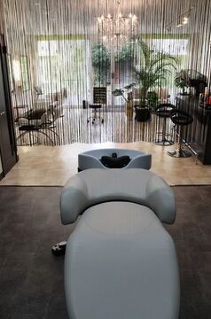 【千早】自分のペースで技術向上を目指していけます！！ドンドン入客を担当する事が出来るので多くのお客様と関われますよ♪少人数×地域密着型サロン「Bond Hair for men & ladies(ボンド ヘアー フォー メン アンド レディース)」からアシスタント（理容師）の求人☆★