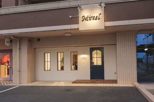 【七隈駅】≪月給25万円スタート≫≪社会保険完備≫≪完全週休2日制+日曜日休もアリ≫働きやすい環境をお探しの方必見！！トリートメント・スパメニューに特化し「美髪」を作るヘアサロン「Mireel（ミリール）」からスタイリスト（美容師）の求人☆☆