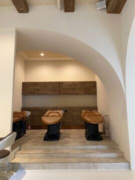 【京橋】≪保障給あり≫≪単価1万円≫≪フリー40％／指名50％還元≫≪マンツーマン・掛け持ちなど相談OK≫デザインカラー、トリートメントに特化した人気ヘアサロン！休みや勤務時間の相談もOKです！正社員制度あり！「Eliss Kyobashi（エリスキョウバシ）」からスタイリスト（美容師）の求人☆★