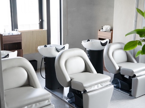 【本町】≪未経験、新卒生OK≫≪社会保険完備≫≪月2回まで土日休みOK≫≪営業時間内レッスンOK≫≪デビューまで最短2年≫≪ウィッグ代半額負担≫≪SNS集客サポートあり≫オシャレで上質な空間での洗練された技術を提供します！これまでの経験を活かしたい方も、もっとスキルを磨きたい方も大歓迎！「LENORA 本町（レノラホンマチ）」からアシスタント（美容師）の求人☆★