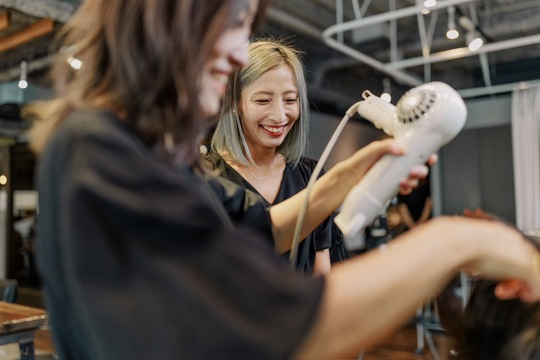 【新松戸】◆住宅手当あり・休日数の選択可能・有給休暇あり・社会保険完備◆入客量が多く、売り上げもしっかり歩合として還元します！自分に合った働き方を叶えてくれる会社です「GOOD NEIGHBORS 新松戸店（グッドネイバーズシンマツド）」からスタイリスト（美容師）の求人★☆