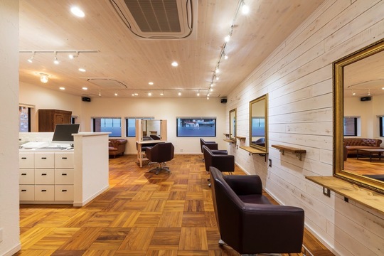 【干拓の里】≪社会保険完備・日曜休みあり・集客力に自信あり・充実の福利厚生≫入客に不安のある方も安心の環境です！居心地の良い空間やスタッフの仲の良さが好評なへアサロン「belle by grow（ベルバイグロー）」からスタイリスト（美容師）の求人★☆