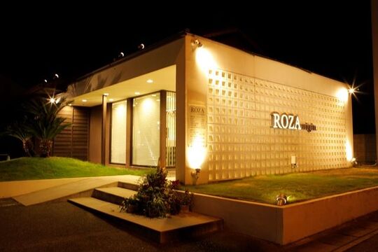 【久米田】≪完全週休2日制≫≪社会保険完備≫≪アシスタント月給20万円スタート≫充実の待遇面で長く安心して活躍できる！女性は髪からもっと素敵になるをコンセプトに、確かな技術と癒しを提供する人気ヘアサロン『ROZA origin.（ローザ オリジン）』からアシスタント（美容師）の求人☆☆