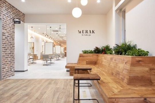 【小雑賀】≪月給23万円〜≫≪月8,9日休み、有休あり≫≪社会保険完備≫カラーとショートカットに強い！人材育成を大切にするので、きっとあなたの強みが見つかります！楽しく働く雰囲気が自慢の「MERAK by CoRe.gn（メラクバイコア）」からスタイリスト（美容師）の求人☆★☆