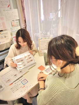 【牧野】リピートの高い親身な技術 接客と充実の福利厚生で、幸せなアイデザイナー生活を≪月給25万円≫≪平均18時閉店≫≪月8日or月10日or週休3日休み選択制≫≪土日どちらかのお休みの選択可能≫プライベートも充実できて、頑張っただけ、歩合で還元してもらえる嬉しい環境「Passon MAKINO（パッションマキノ）」からアイリスト（まつげエクステ・まつげパーマ・アイブロウ）の求人★★