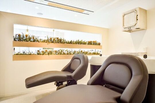 【京橋】≪インボイス制度のサポートあり≫≪完全マンツーマン≫≪完全自由シフト≫≪最大45万円の保証給あり≫≪正社員制度あり≫カントリー調アンティークなサロン空間！トリートメント・ヘアケアなどの髪質改善が人気の大人ヘアサロン！勤務時間や休みなどご希望に合わせた働き方が可能です！「afrodite 京橋店（アフロディーテキョウバシテン）」からスタイリスト（美容師）の求人☆★