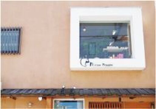 【伊丹駅】社会保険完備！店舗展開する注目のサロン！中途採用の方も多数活躍中！少人数制＆アットホームな空気感が魅力のスリッパでくつろぐ新感覚“和テイスト空間「en rise hair＆Color’s伊丹店（エンライズヘアーアンドカラーズ）」からアシスタント（美容師）の求人★☆