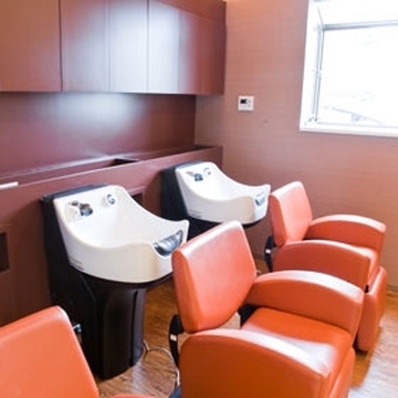 【平野】≪年間休日120日≫≪社会保険完備≫≪月給26万円スタート！≫≪18時過ぎに退勤可能≫特許技術のカット、着付けも学べるます！入客チャンスも多く、お子さんのいるママさん美容師さんも多数活躍中！好待遇で長く働ける環境を用意しています。「Lousie（ロージー）」からスタイリスト（美容師）の求人☆★