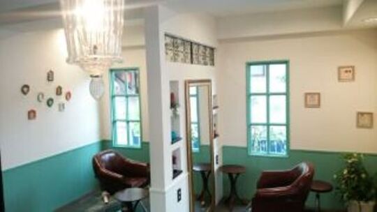 【塚口】≪社会保険完備≫努力次第で2年でスタイリストデビューができる環境！撮影などクリエイティブな活動にも関われるので興味のある方にはオススメ！西洋のカフェのようなプライベートサロン「fino（フィーノ）」からアシスタント（美容師）の求人☆★