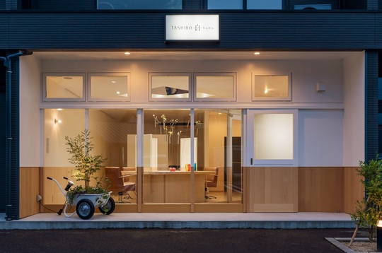 【長砂町】≪月給30万円以上も可能・完全週休二日制・社会保険完備・住宅手当や家族扶養手当などの福利厚生が多数≫スタッフに安心して働いてもらえるようサロンが全力サポート！店舗展開するトータルビューティーサロン「TASHIRO YONAGO（タシロヨナゴ）」からスタイリスト（美容師）の求人★☆