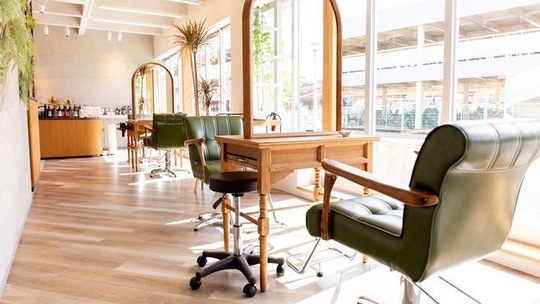 【JR二日市駅】≪各種手当あり・月休7,8日・社会保険完備・練習が無ければ18時頃の退勤可能≫地域密着型で多くの大人女性に愛されています。単価も高く歩合を狙いやすいヘアサロン「Risy（リジー）」からスタイリスト（美容師）の求人★☆