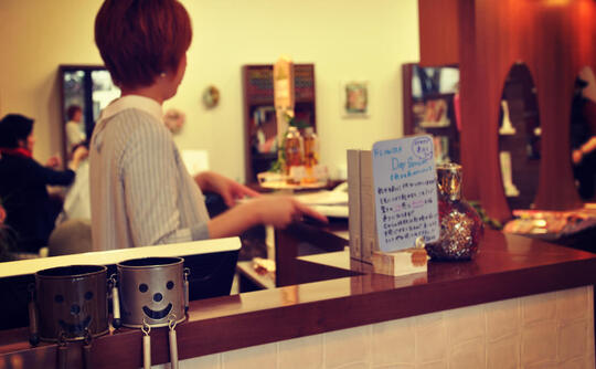 【西鉄新栄町駅】≪営業中レッスンOK・駐車場完備・社会保険完備・20時迄の退勤可能・月休8,9日≫トータルビューティーで幅広い技術が学べます。福利厚生を充実して長くお仕事できる環境のヘアサロン「Radio 本店（ラジオホンテン）」からアシスタント（美容師）の求人★☆