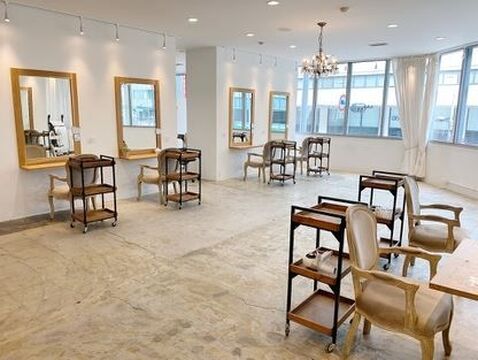 【西梅田】≪社会保険完備≫≪月8日休み≫ナチュラル＆カジュアルなスタイルはお任せ！撮影にも力を入れてます！外国人風カラーなどトレンドにも強いサロン「Defi 梅田店（ディフィーウメダテン）」からスタイリスト（美容師）の求人☆★