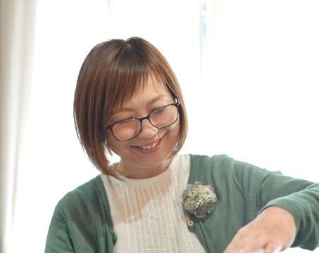 【生駒】≪完全週休2日制≫≪社会保険完備≫≪賞与あり≫≪時短勤務OK≫≪日曜定休あり≫それぞれの目標、ペースに合わせて丁寧にレッスンがあり、着実なステップアップが可能です。仕事面でも自分の意見が取り入れられて新しいメニューができたり、仕事を任せてもらえたりとやりがいを感じられる職場です！hair make poco a poco（ポコアポコ）からアシスタント（美容師）の求人★☆