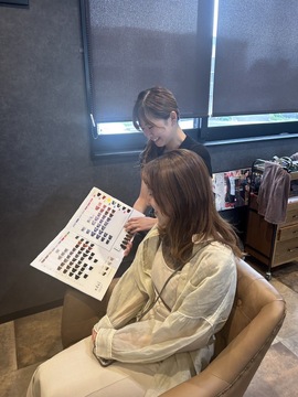 【万博記念公園】≪選べる休日制度≫≪20時までに退勤可能≫≪社会保険完備≫≪産休育休制度あり≫流行りの透明感カラーが大人気のサロン！髪質改善などのメニューにも力を入れており様々な技術が学べる環境です！「hair story r-ism（ヘアストーリーリズム）」からスタイリスト（美容師）の求人★☆