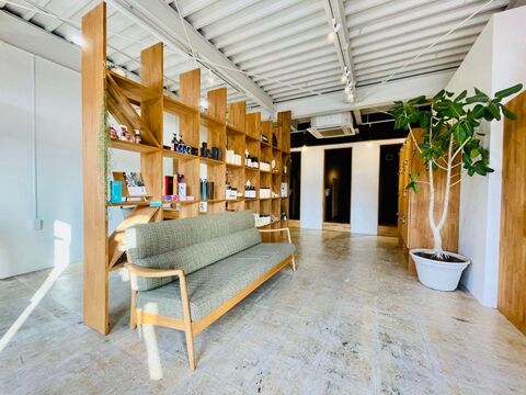 【北長野駅】≪フレックスタイム制≫≪社会保険完備≫個人の頑張りをしっかり給与として還元！充実の手当でやりがいバッチリ！スタッフさんの希望を柔軟に叶えられるサロン「kiitos hair design +（キートスヘアーデザインプラス）」からスタイリスト（美容師）の求人☆★