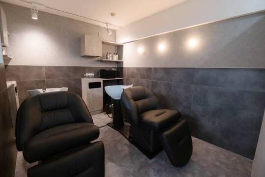 【天神南駅】≪パパさん美容師大歓迎、家族との時間も大切にしながら成長できる！≫正社員は最低保障給26万円！+完全週休2日＆残業なし＆有休消化100%！髪質改善未経験スタッフも多数活躍中！完全マンツーマンで、1人ひとりのお客様としっかり向き合います！平均単価2万円以上のヘアサロン「髪質改善broto 天神南店（カミシツカイゼンブロトテンジンミナミテン）」からスタイリスト（美容師）の求人☆☆