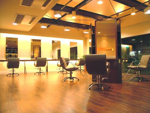 【名谷】≪社会保険完備≫≪18時半完全退社！≫美容師のライフスタイルをもっと自由に！≪2種類の勤務体制を選択可能≫≪ママパパが働きやすい環境≫遅くまで残る事なく、プライベートも重視できるアットホームなサロン！しっかり技術を学びたい方にピッタリのサロンです！「akira 名谷店（アキラミョウダニテン）」からアシスタント（美容師）の求人☆★