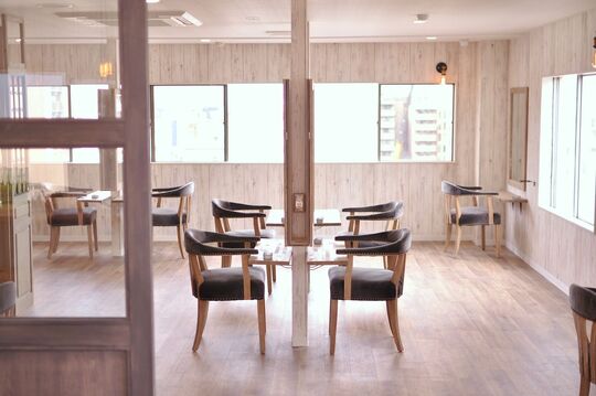 【京都駅】◆正社員選択可能◆指名50％還元／新規フリー40％還元の歩合制！トレンドを押さえた、幅広い薬剤のラインナップで単価UPもしやすい環境です！最新トレンド発信サロン「CYAN（シアン）」からスタイリスト（美容師）の求人☆★