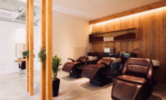 【堺東】≪月給21.5万円〜≫≪月8,9日休み≫≪有給休暇あり≫≪社会保険完備≫営業内レッスンもあり！自慢のヘッドスパで早くからお客様を担当できます。レッスンの無い日は19時半までに退勤可能！まつエクやネイルも提供するトータルビューティーサロン「Jadore（ジャドール）」からアシスタント（美容師）の求人☆★☆