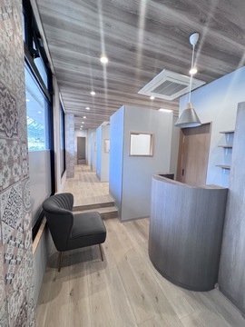 【観光通駅】≪社保完備・月給25万円～・月休8日・全室シャンプー台付個室・​産休育休制度あり・ブランクありでもOK・ゆとりをもった予約制・スタイリストオンリー≫リモート自由参加の講習！待遇だけでなく一緒に働く仲間同士、仲が良いのも魅力のひとつ！福岡エリアで店舗展開中の高条件、福利厚生充実のヘアサロン「muon 浜町店（ムオンハママチテン）」からスタイリスト（美容師）の求人☆☆