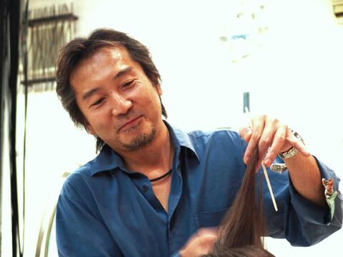 【川西能勢口】週休2日もOK♪社会保険完備！資格手当など、経験や頑張りもきちんと評価されます♪水からこだわるヘアケア重視のサロン！時々ライブも開催、撮影にも力をいれる幅広い経験を積めるサロン！駅前すぐで入客チャンスもバッチリ☆スタイリスト（美容師）の求人☆★☆