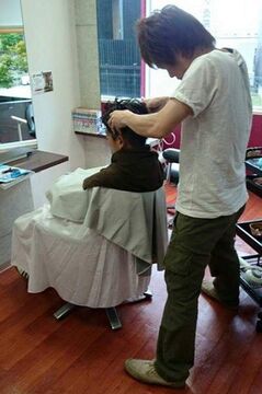 【南ヶ丘四ツ角】≪未経験・新卒生・通信生OK≫≪第3日曜日休みあり≫≪平均退勤時間19時≫地域密着型のアットホームヘアサロン「hair di-se Verino（ヘアーディーゼヴェリノ）」からスタイリスト（美容師）の求人☆★