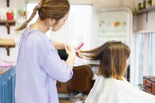 【金山駅】≪17:30退社!≫≪社会保険完備≫≪完全週休2日制＆日曜日休もアリ≫≪月給24万円〜／パート時給1100円〜≫髪質改善に特化した女性スタイリストのみのサロン。プライベートも美容師も楽しめて働きやすい環境です。パリジェンヌに興味がある方、パートさんも大歓迎の「SPEAR（スピア）」からスタイリスト（美容師）の求人☆☆