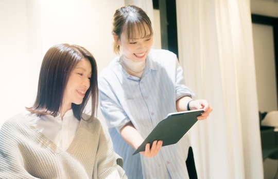 【大倉山】≪定着率91％≫≪社会保険完備の日祝定休≫≪企業型iDeCoへ加入できる！≫16時閉店の新しい美容師の働き方！有給休暇有りの休暇制度でプライベートも充実！女性が永く美容師を続けていけるサロン「muru 大倉山店（ムルオオクラヤマテン）」からスタイリスト（美容師）の求人☆☆