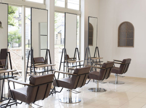 【佐和】◆有給休暇あり・月8日休み・寮あり・2年以内でのデビュー可能・社会保険完備◆楽しく働くことができ、笑顔の素敵なスタッフさんが多いですよ♪しっかりとしたカリキュラムで充実のサロンワーク☆若いお客様を中心に人気のトータルビューティーサロンQUATRO ひたちなか店（クアトロヒタチナカテン）からアシスタント（美容師）の求人☆★