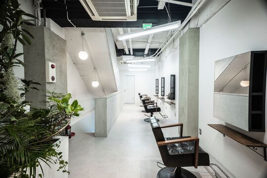 【千里山】≪フリー40％／指名50％売上還元≫≪最低保証給20万円≫≪20時までに退勤可能≫給与平均30〜35万円で頑張れば頑張るほど稼げる環境！土日休みや連休もOKなのでプライベートも充実しながら働けます！「RooM（ルーム）」からスタイリスト（美容師）の求人☆★