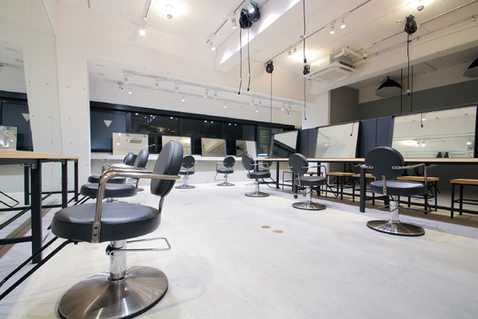 【新宿】◆撮影ブース完備◆業界屈指の集客力で顧客様がいない方でも安心！バックオフィスを設置しており、スタッフさん一人一人のセルフブランディングを確立！今日本で一番予約されている美容室「ALBUM 新宿店（アルバムシンジュクテン）」からスタイリスト（美容師）の求人☆★