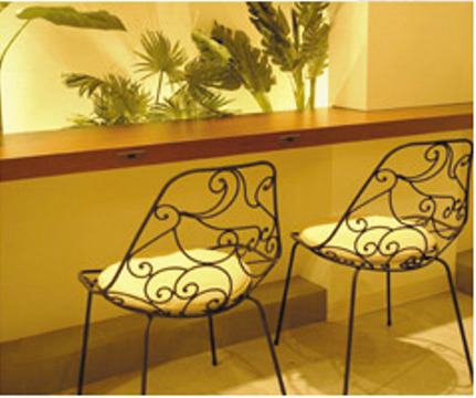 【宝塚南口】≪入社半年間月27万円保障≫お客様からも「仲良し」と言われるほど、スタッフさん同士が本当に仲良し！そんな仲間と共に成長出来る地域密着型のアットホームサロン他店との交流もあり、日々高め合っています！「umber」からスタイリスト（美容師）の求人☆★☆