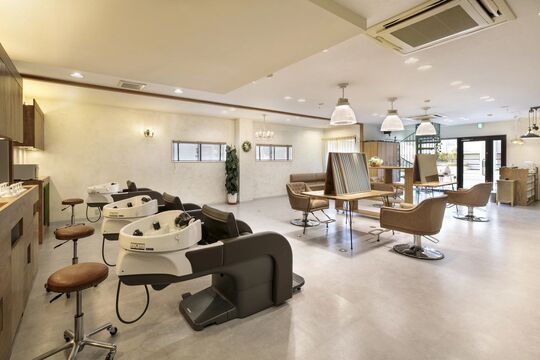 【行橋駅】≪平均退勤時間19:00・月6or8日お休み選択可能・社会保険完備≫着付け・ヘアセット・アイラッシュも学べます！！子育て中のママも活躍している温かい雰囲気のヘアサロン「Breath（ブレス）」からアシスタント（美容師）の求人☆★