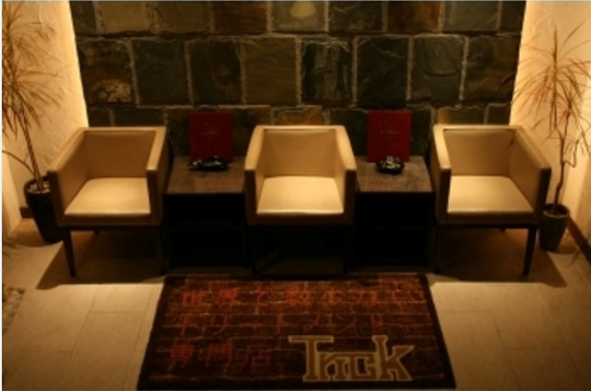 【千鳥橋】≪月給25万円〜≫≪社会保険完備≫≪平均18時に退勤可能≫≪カット経験少なくてもOK、店長候補募集≫個人に合わせたカリキュラムでやりたいことを伸ばせる環境！オリエンタルな雰囲気のオシャレな内装のサロンです「Trick（トリック）」からスタイリスト（美容師）の求人★☆